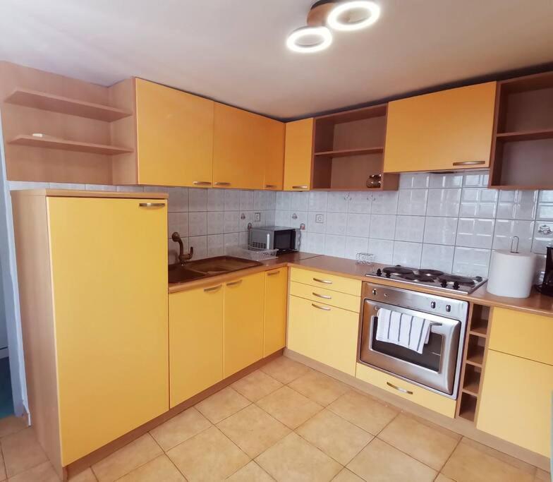 Port Yellow Stonehouse In The Centre Apartment