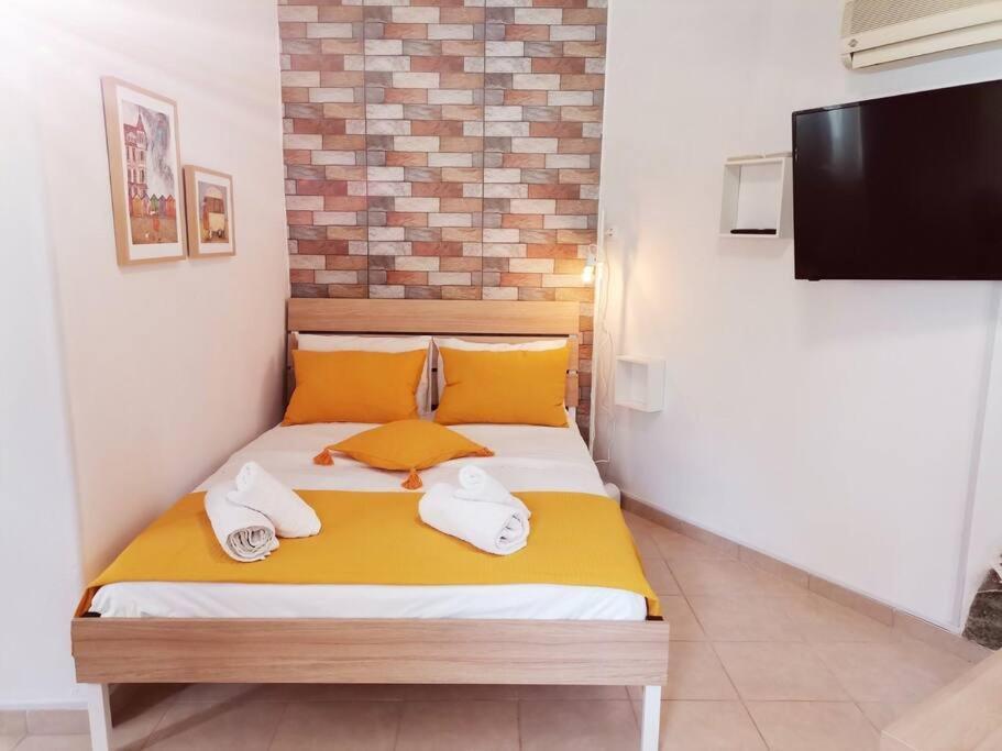 Port Yellow Stonehouse In The Centre Apartment *